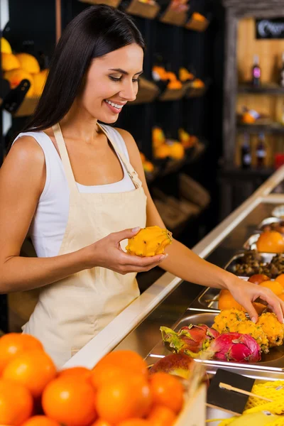 Kvinna som arbetar i livsmedelsbutik — Stockfoto