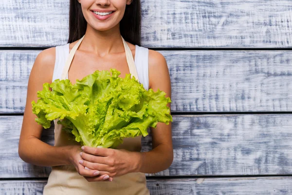 Mujer joven sosteniendo lechuga fresca — Foto de Stock