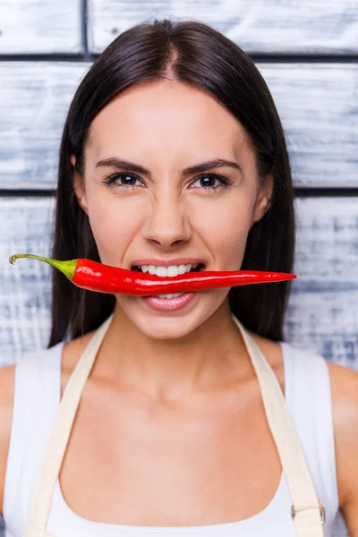 Woman holding red chili pepper — Stock Photo, Image