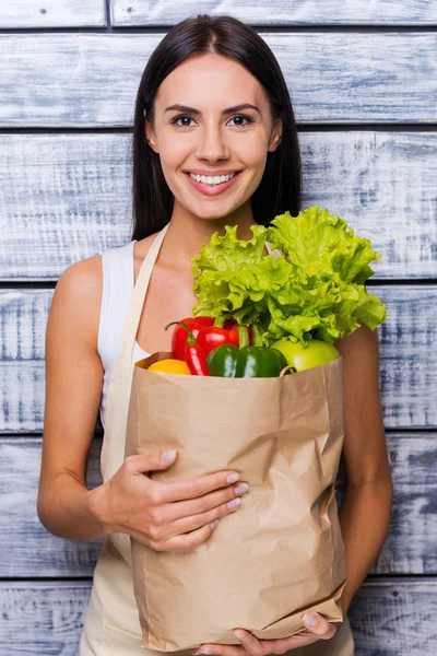 Mulher segurando saco de compras de papel — Fotografia de Stock