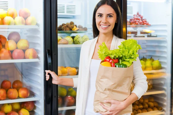 Mulher segurando saco de compras com alimentos — Fotografia de Stock