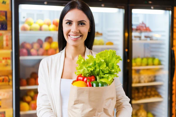 Mujer sosteniendo bolsa de compras con comida — Foto de Stock