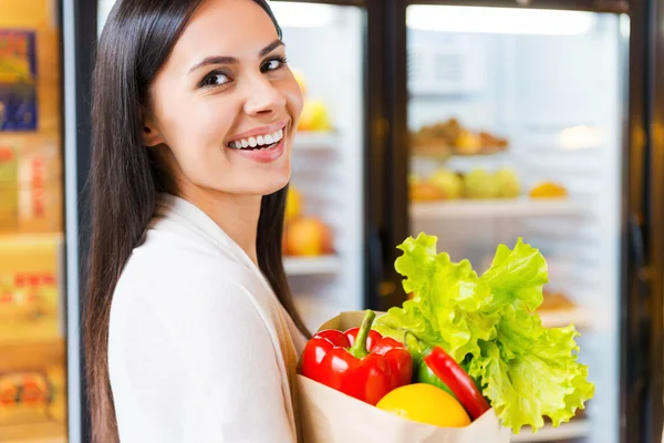 Mujer sosteniendo bolsa de compras con comida — Foto de Stock