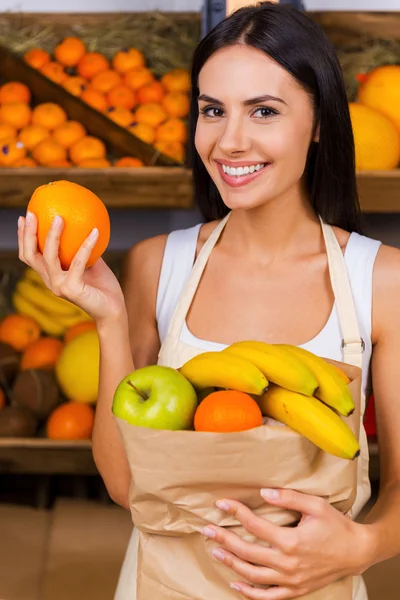 Mujer sosteniendo bolsa de compras con frutas Imagen De Stock