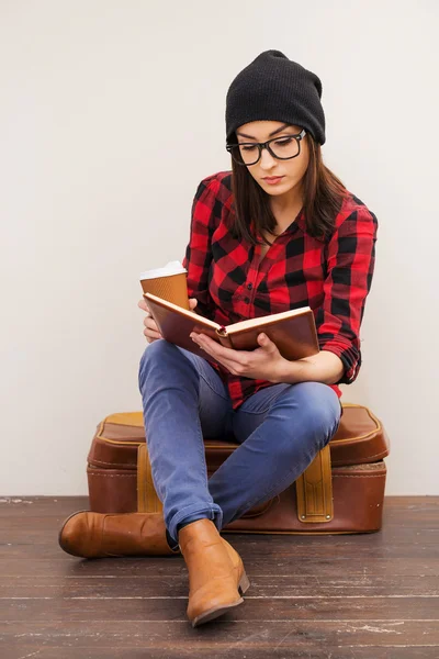 Hermosa joven sosteniendo libro — Foto de Stock