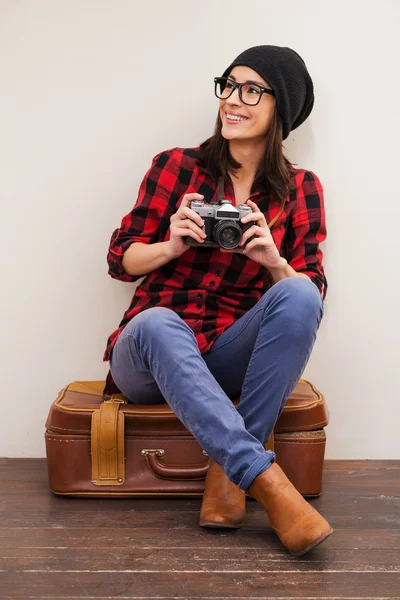 Woman in headwear holding camera — Stock Photo, Image