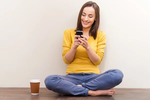 Young woman holding mobile phone — Stock Photo, Image
