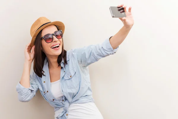 Vrouw in glazen selfie maken — Stockfoto