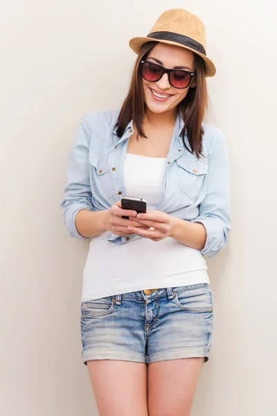 Jovem segurando telefone celular — Fotografia de Stock