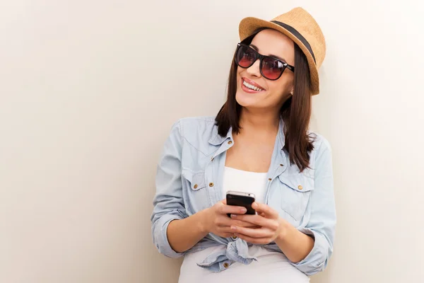 Young woman holding mobile phone — Stock Photo, Image