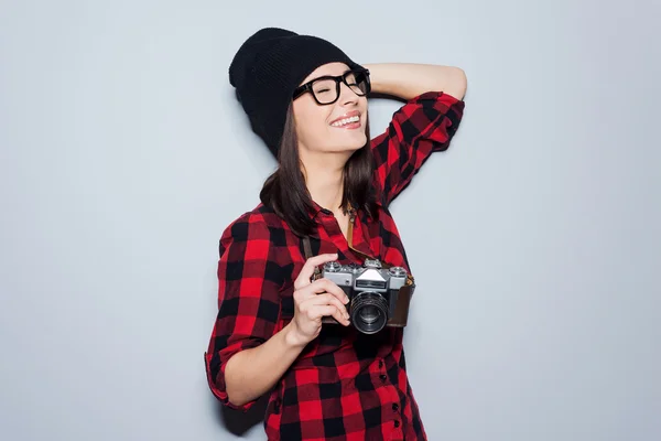 Junge Frau mit Kamera — Stockfoto