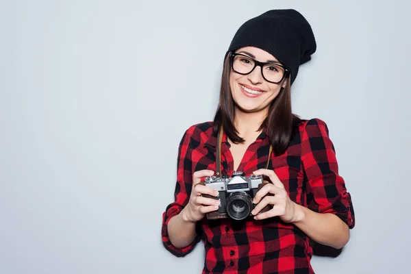 Young woman holding camera — Stock Photo, Image