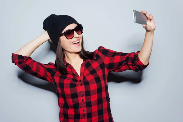 젊은 여자 만들기 selfie — 스톡 사진