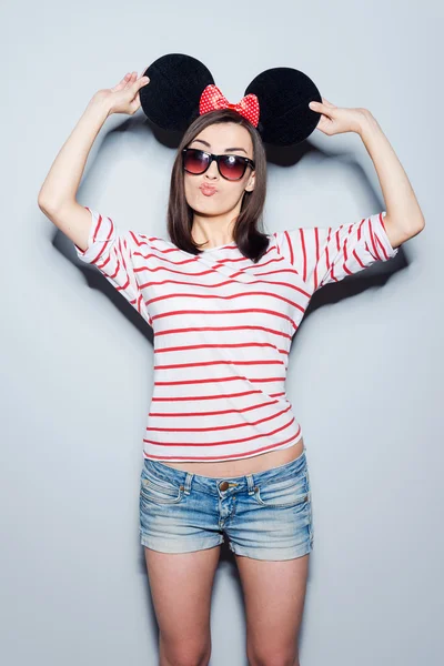 Mujer juguetona en gafas y orejas de ratón — Foto de Stock