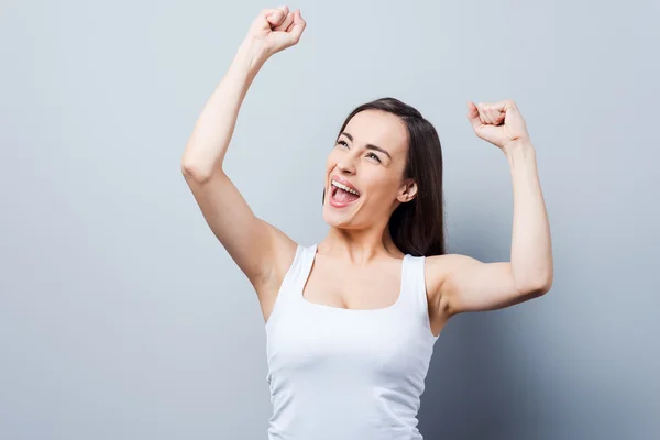 Jonge vrouw houden van wapens aan de orde gesteld — Stockfoto