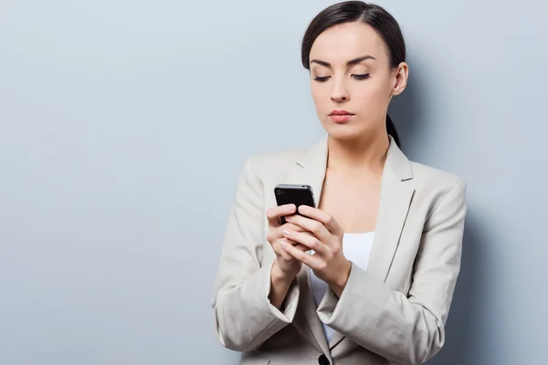 Affärskvinna med mobiltelefon — Stockfoto