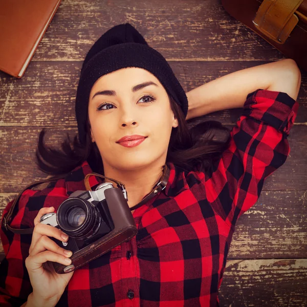 Young woman holding camera — Stock Photo, Image