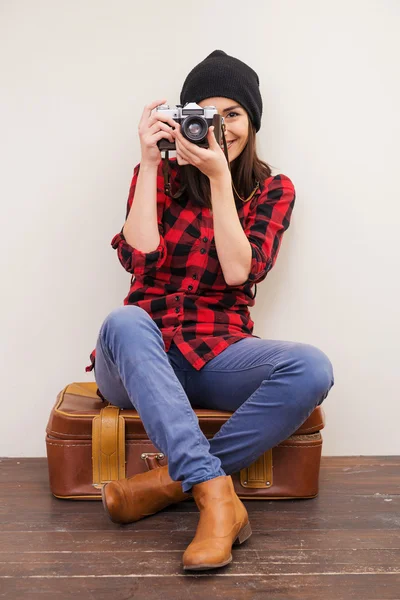 Bela jovem segurando câmera — Fotografia de Stock