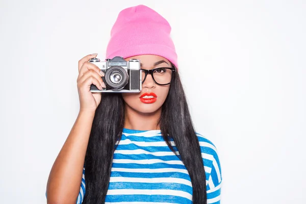 African woman focusing with camera — Stock Photo, Image