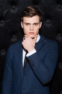 Şık adam çeneme elini tutarak