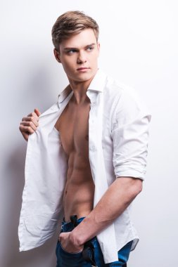 Yakışıklı genç kaslı adam poz