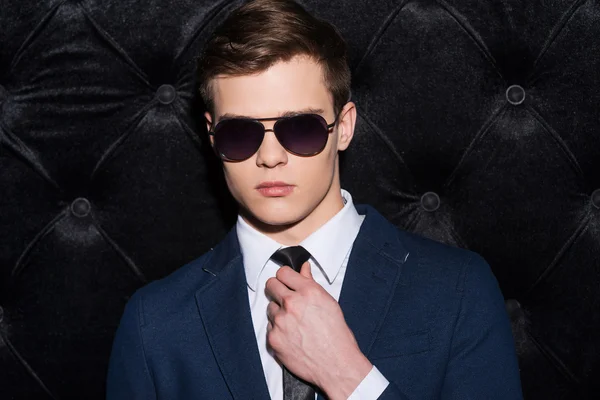 Elegantní mladý muž nosí sluneční brýle — Stock fotografie