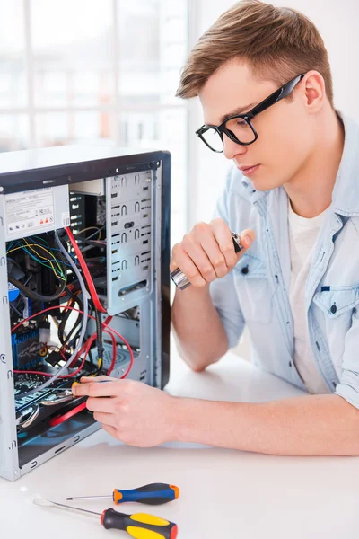 Jovem reparando computador — Fotografia de Stock