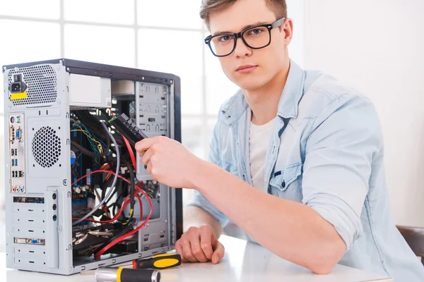 Ung man reparera datorn — Stockfoto