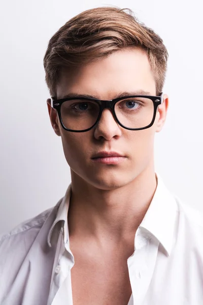 英俊的年轻男子在眼镜 — 图库照片