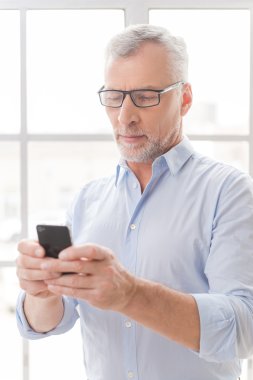 Komuta sizde holding cep telefonu