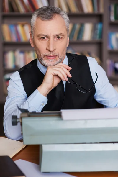 Homme âgé aux cheveux gris confiant — Photo