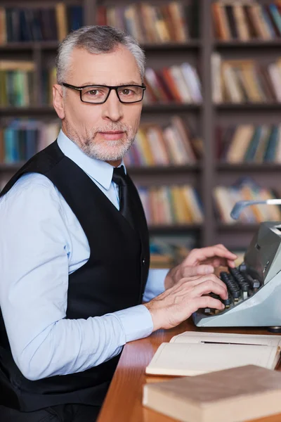 Selbstbewusster Mann mit grauen Haaren — Stockfoto