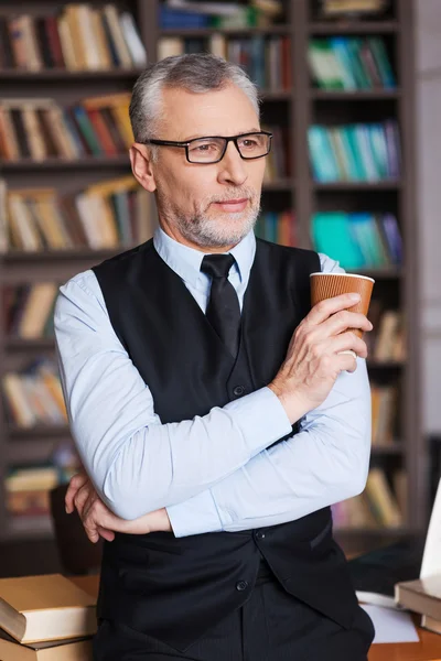 Fiducioso uomo anziano dai capelli grigi — Foto Stock