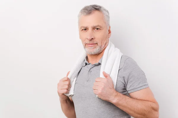 Hombre mayor llevando toalla —  Fotos de Stock