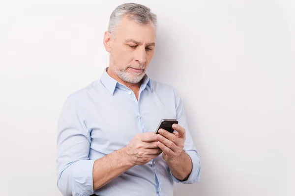 Säker senior mannen hålla mobiltelefon — Stockfoto