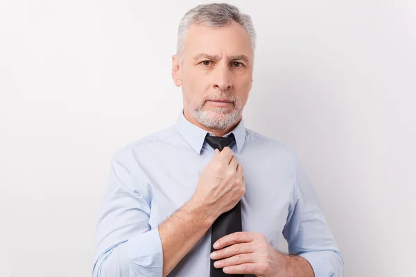 Selbstbewusster Mann mit grauen Haaren — Stockfoto