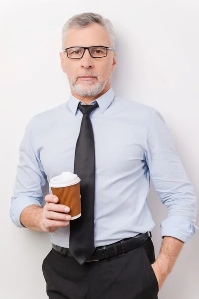 Senior man holding coffee cup — Stock Photo, Image