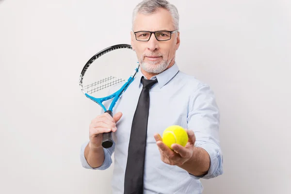 Senior man met tennisracket en bal — Stockfoto