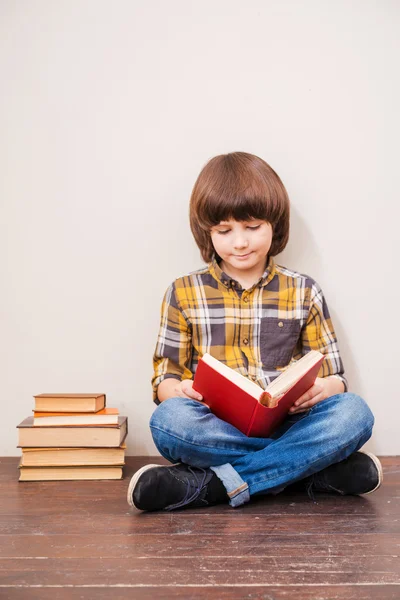 Kleine jongen leesboek — Stockfoto