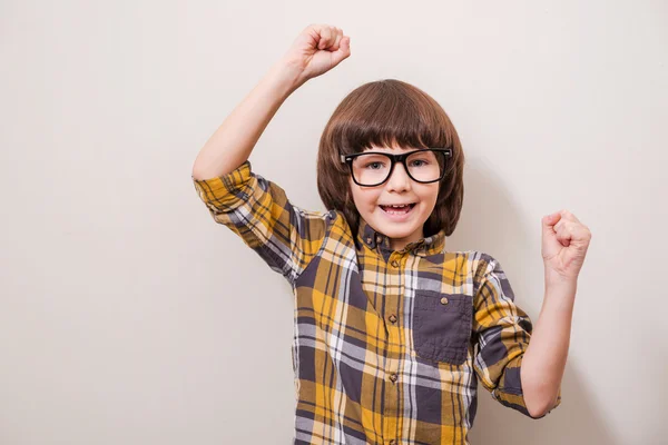 Junge hält erhobene Arme und lächelt — Stockfoto