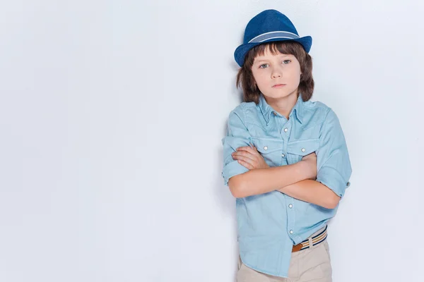 Mały chłopiec sobie kapelusz — Zdjęcie stockowe