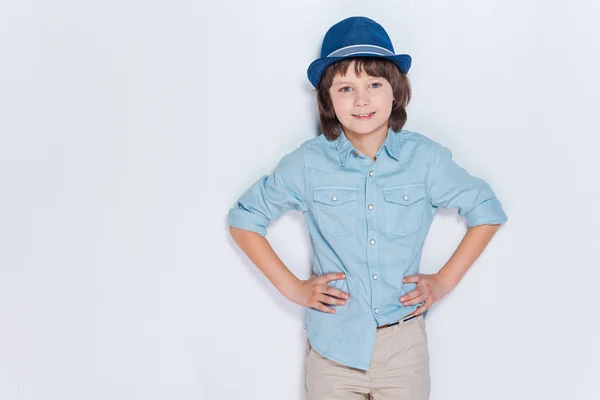 Vrolijke jongen dragen hoed — Stockfoto