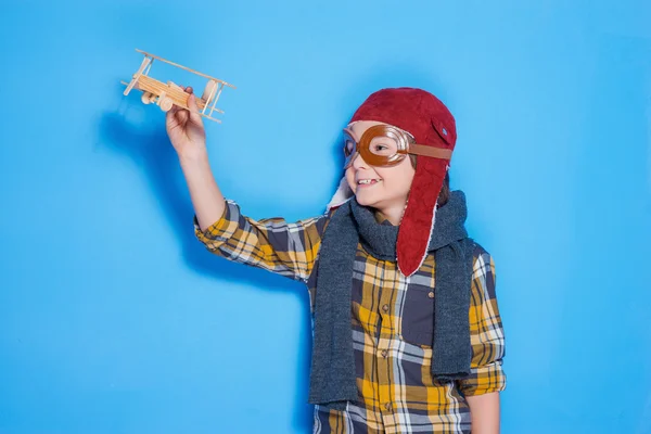 Kleiner Junge im Helm spielt mit Flugzeug — Stockfoto