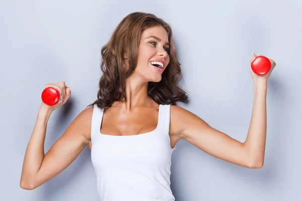 Sportieve vrouw die traint met halters — Stockfoto