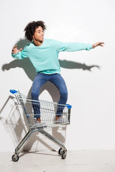 Africano chico americano en carrito de compras — Foto de Stock