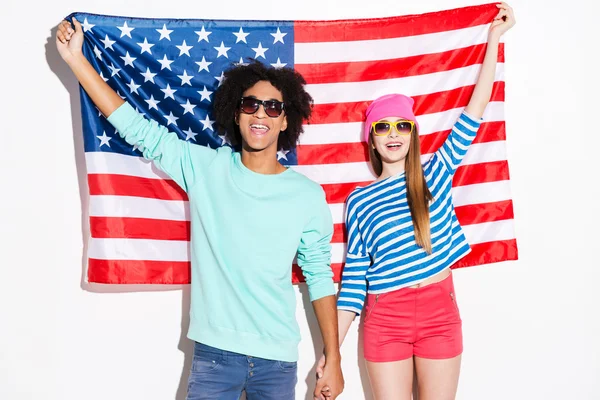 Funky jovem casal sorrindo — Fotografia de Stock