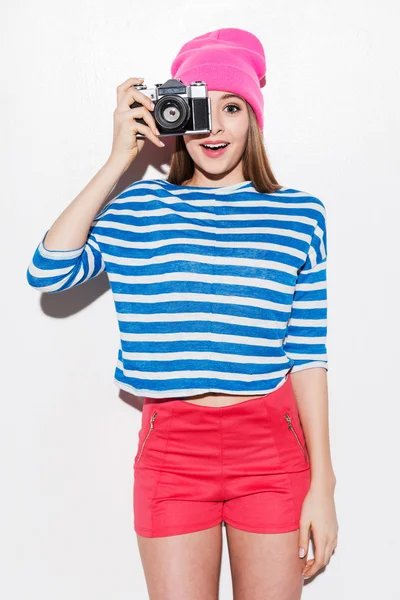 Young woman looking through camera — Stock Photo, Image