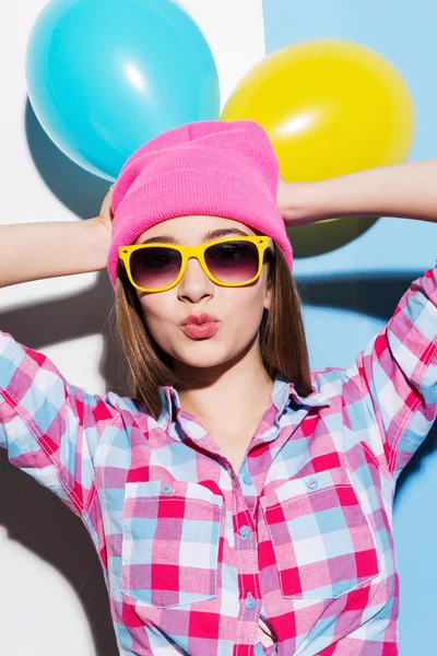 Mujer joven en ropa de cabeza y gafas —  Fotos de Stock