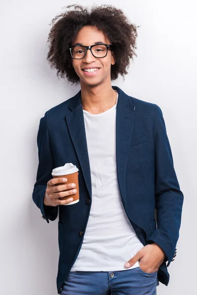 Afrikansk man håller kopp kaffe — Stockfoto