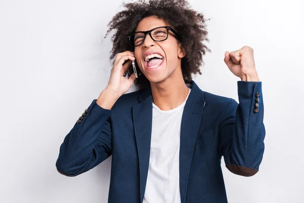 Afrikansk man anläggningen mobiltelefon — Stockfoto